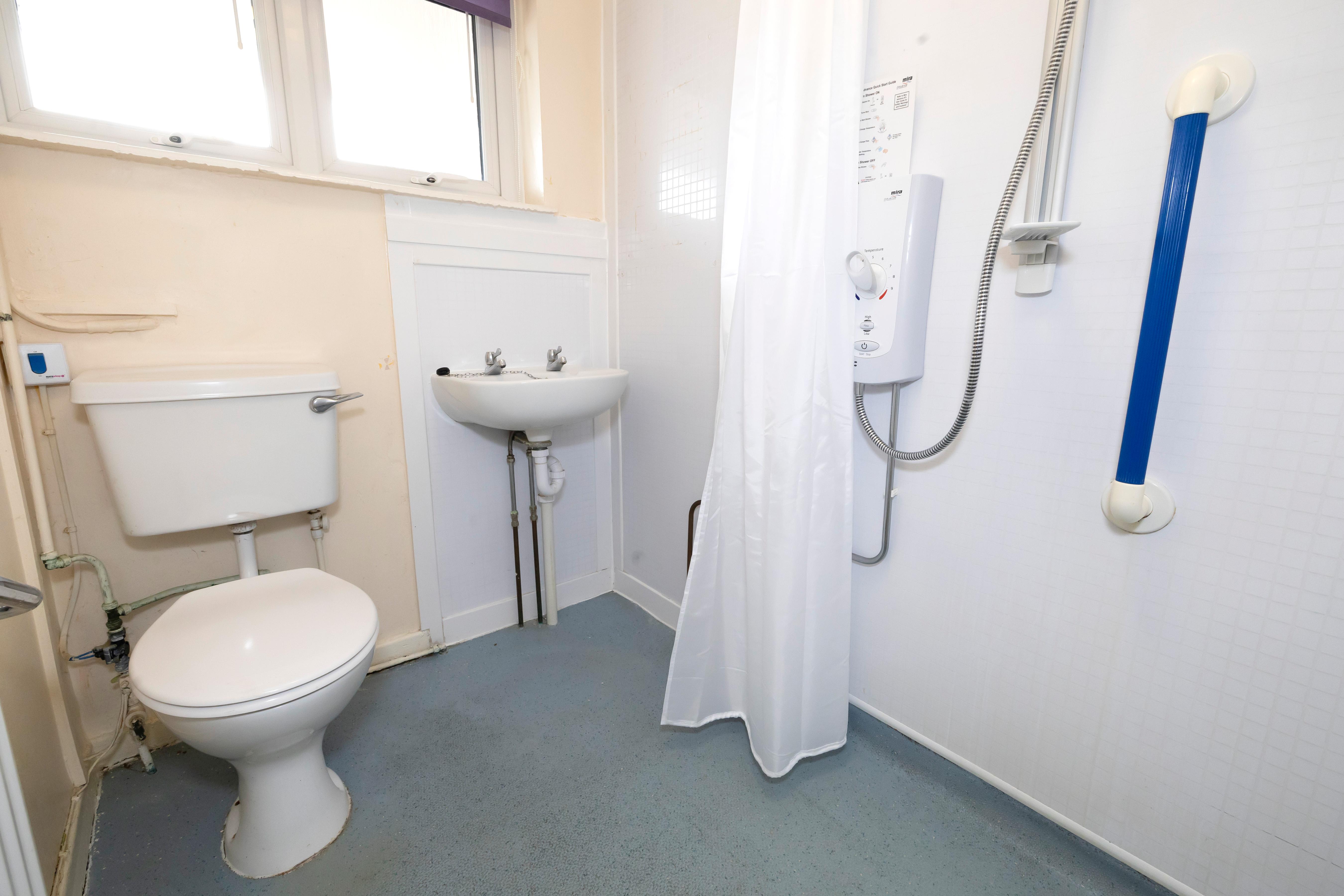 Easington avenue property bathroom